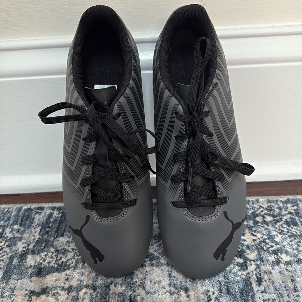 New, without tag, Never Worn kids soccer cleats.  Size 5 (big kid)